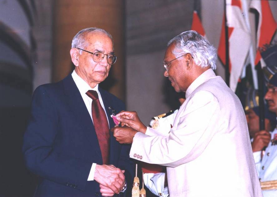 CR Rao receiving Padma Vibhushan in 2001 from K.R. Narayanan (Image Credit: Bhavana Mathematics Magazine)